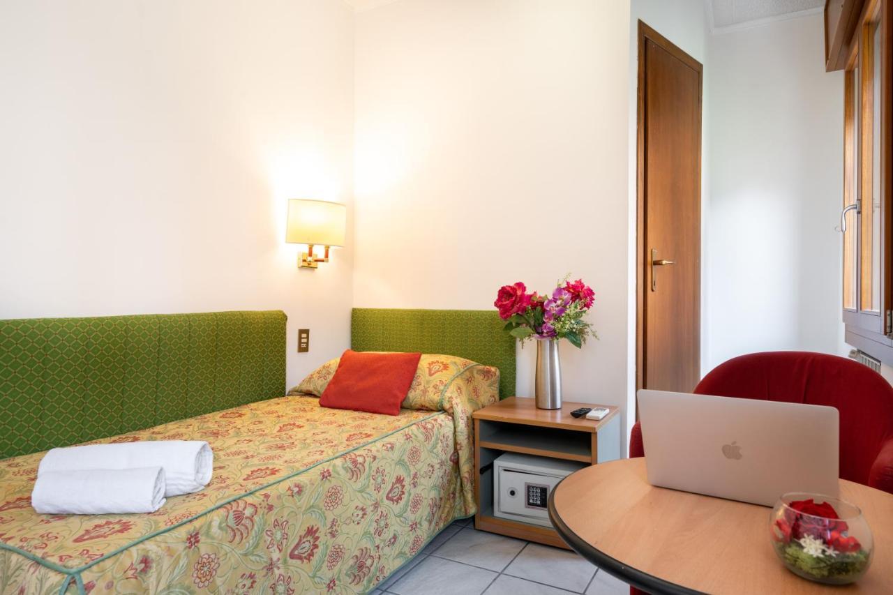 Camelia Rooms Venice Guesthouse Mestre Bagian luar foto