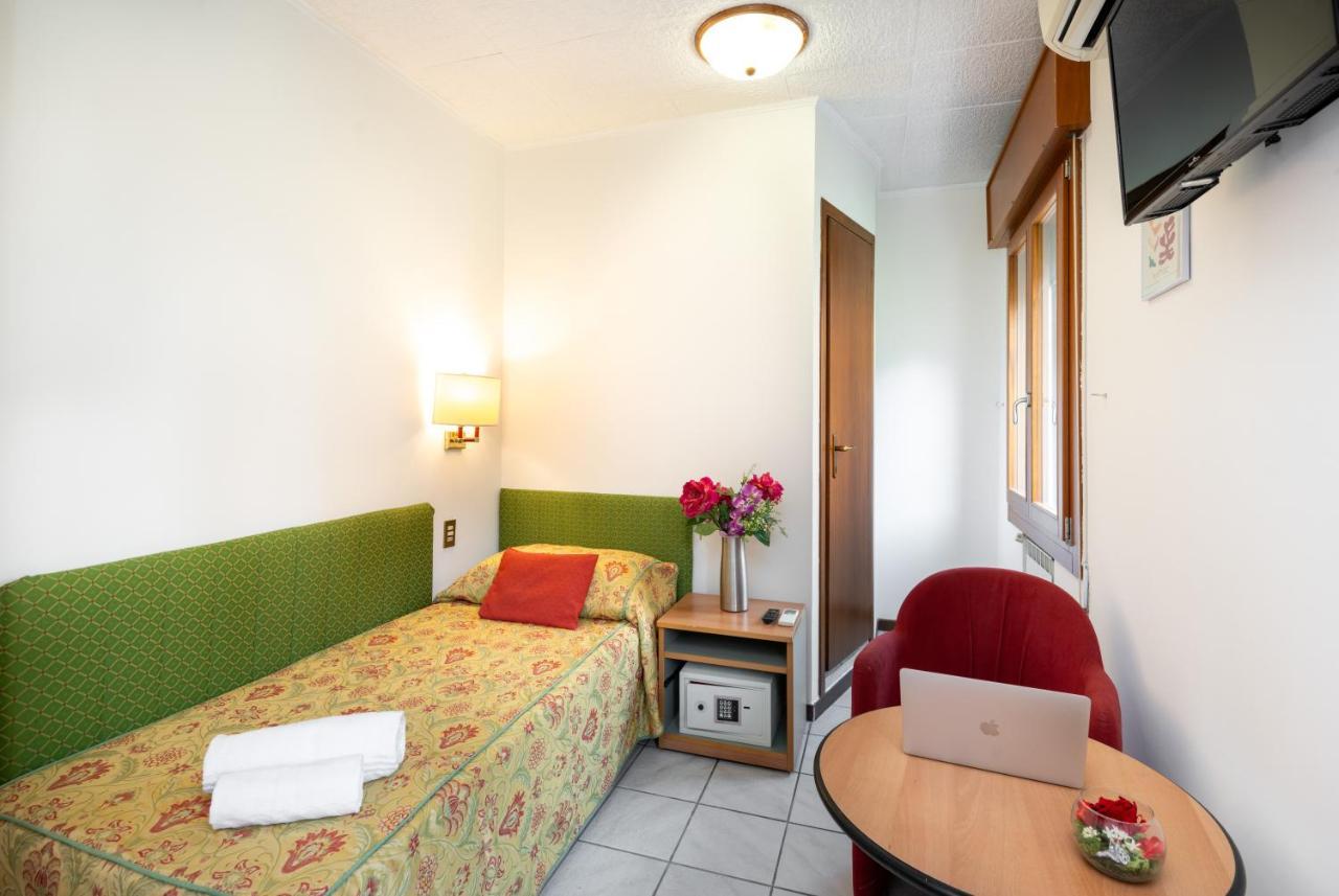 Camelia Rooms Venice Guesthouse Mestre Bagian luar foto
