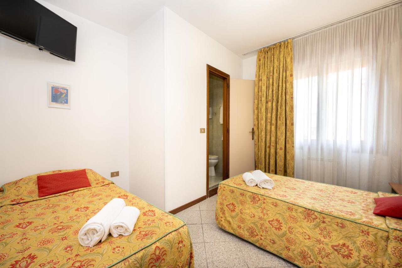 Camelia Rooms Venice Guesthouse Mestre Bagian luar foto