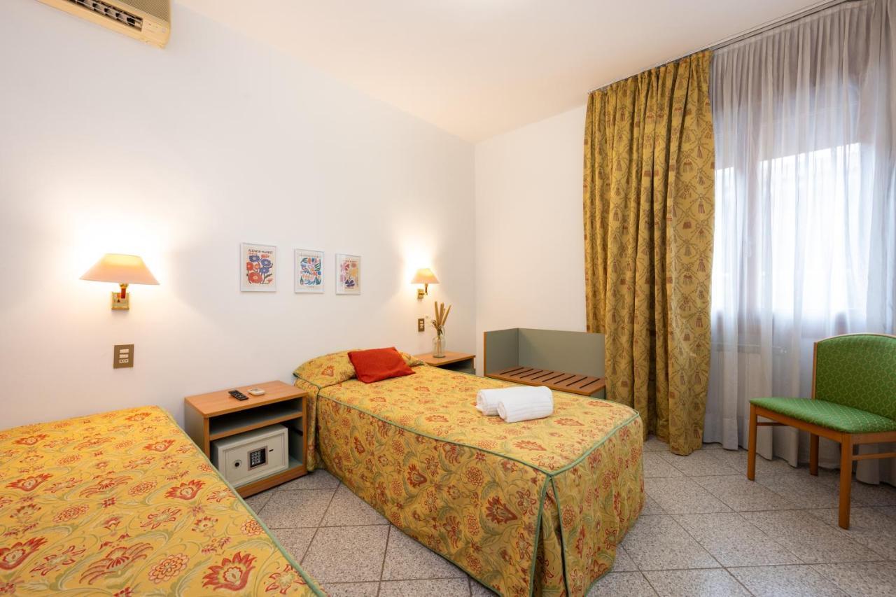 Camelia Rooms Venice Guesthouse Mestre Bagian luar foto