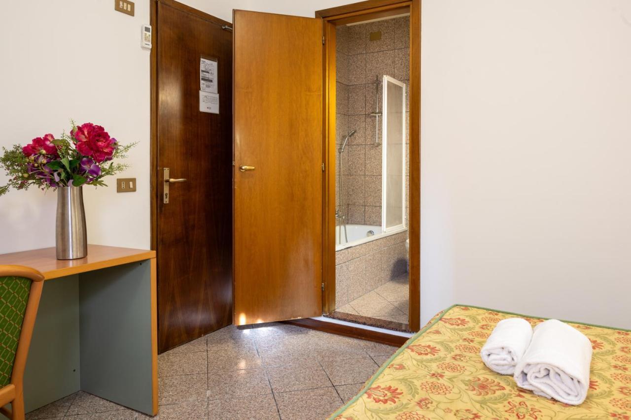 Camelia Rooms Venice Guesthouse Mestre Bagian luar foto