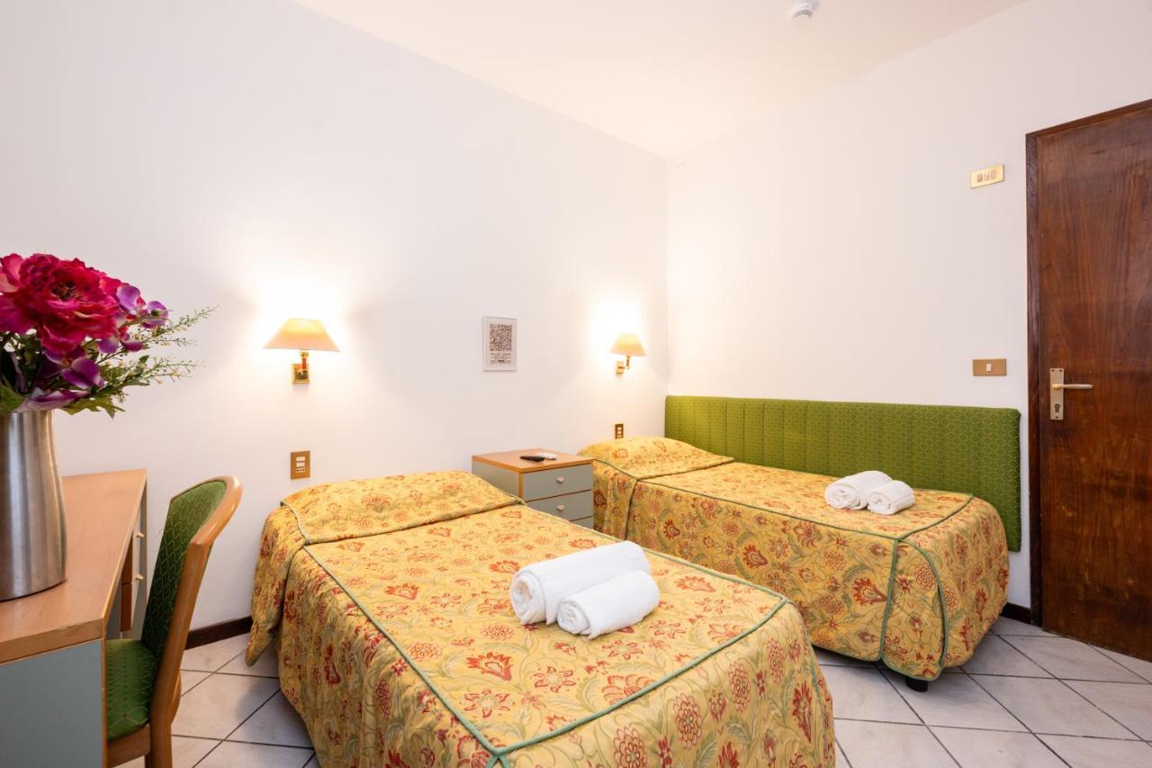 Camelia Rooms Venice Guesthouse Mestre Bagian luar foto