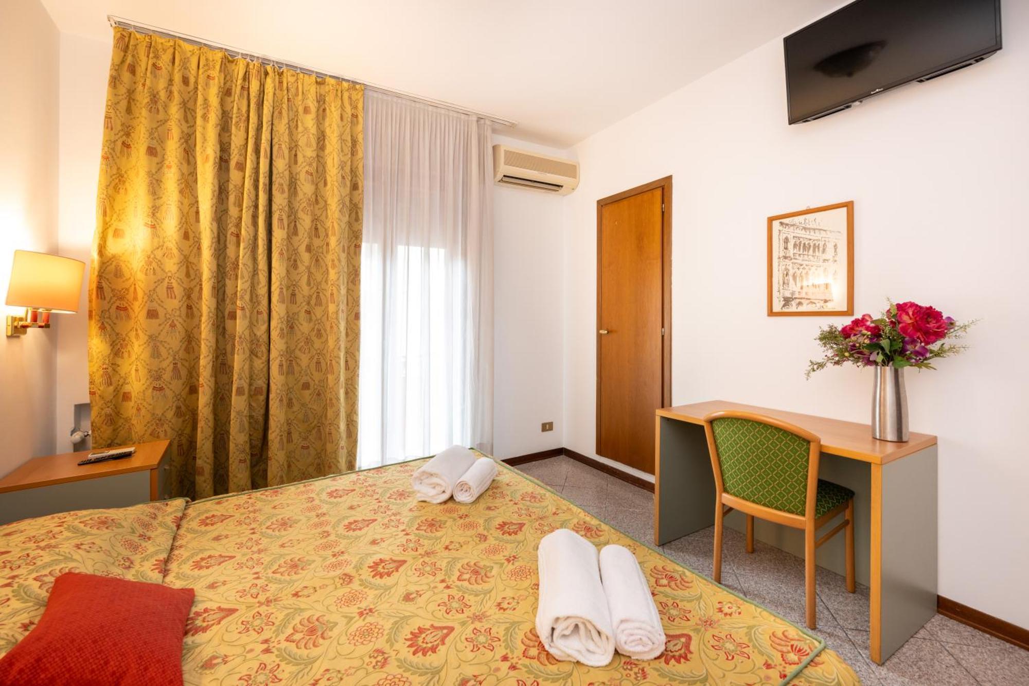 Camelia Rooms Venice Guesthouse Mestre Bagian luar foto